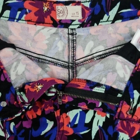 SO shorts with multicolored floral design sz 15 - Picture 5 of 6